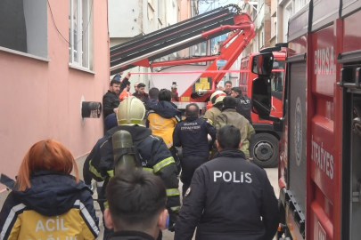 Evde çıkan yangında can pazarı: 2 yaralı