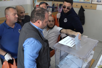 Engelli ve yatalak hastalar sedye ile oy kullandı