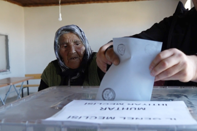 Türkiye’nin en yaşlı seçmeni 117 yaşındaki Arzu nine oyunu kullandı