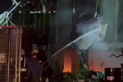 Geri dönüşüm fabrikasında çıkan yangın 2 saatte söndürüldü