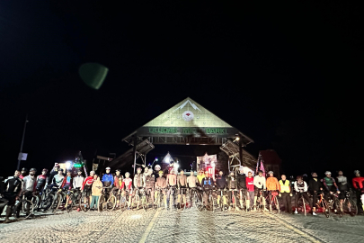 Bisiklet tutkunları iftar sonrası Uludağ’a pedal çevirdi