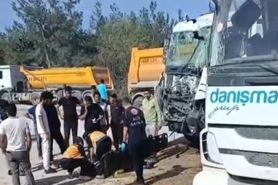 Bursa’da 2 hafriyat kamyonu kafa kafaya çarpıştı