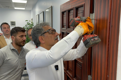 Gemlik Belediye Başkanı Deviren makam kapısını söktü