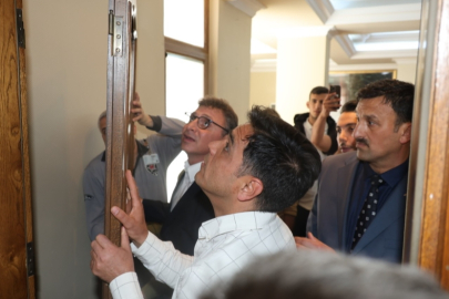 Başkanın ilk icraatı makam kapısını sökmek oldu