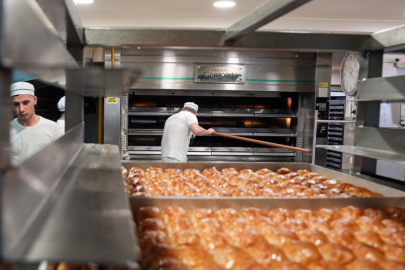 Tatlıcılar bayramda artan talebi karşılamak için çift vardiyalı mesaiye geçtiler