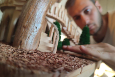 Doğadan topladığı malzemelerle 1918 parçalık maket lambader yaptı