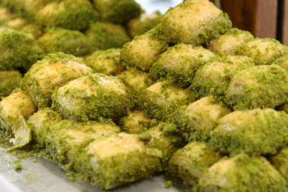 Bayramda gıda boyalı fıstıklı tatlılara dikkat