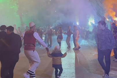 Yöresel kıyafetler giyerek oyun havasıyla vatandaşları sahura kaldırdılar