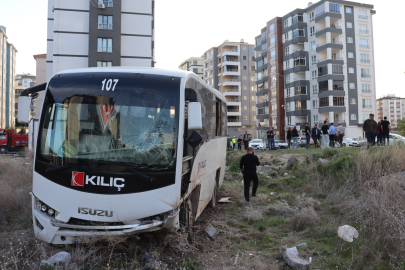 Hafif ticari araçla çarpışan işçi servisi tarlaya girdi: 1 ölü, 5 yaralı