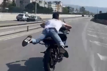 Motosikleti yatarak kullandı, canını hiçe saydı