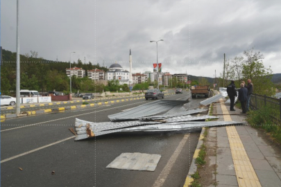 Uçan evin çatısı apartmanın duvarına ok gibi saplandı