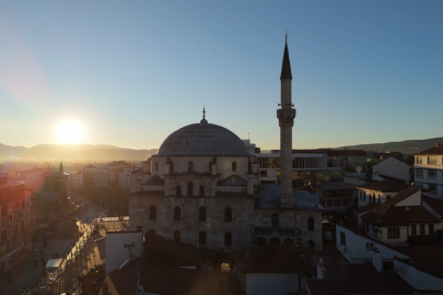 Bu sütunlar 642 yıllık caminin sigortası