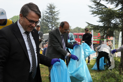 Ormana atılan çöpler tek tek toplandı
