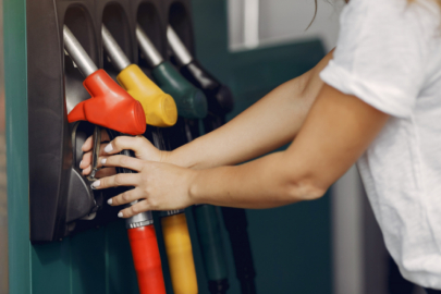 Benzin ve motorine indirim bekleniyor