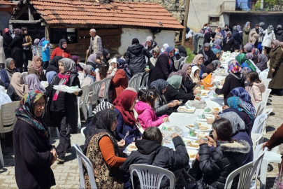 Yılda bir kez pişen yemeği yemek için binlerce kişi bu köye akın etti