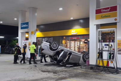 Akaryakıt istasyonunda faciadan dönüldü: Kaza yapan otomobil pompa önünde takla attı