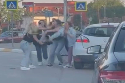 Kadın sürücüler kavga etti, tekmeler havada uçuştu