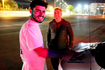 Kamerayı görünce gülümsedi, cezayı yiyince “Hayırlı olsun” dedi