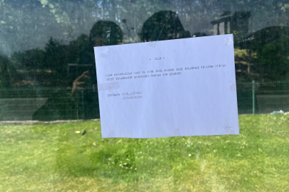 Evlenmek için durağa ilan astı