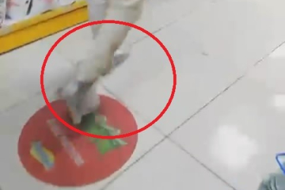 'Market kirlenmesin' diye ayaklarına poşet giydi