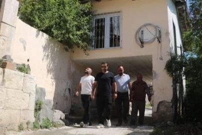 Depremde ayakta kalmayı başaran altından yol geçen cami, görünümüyle dikkat çekiyor