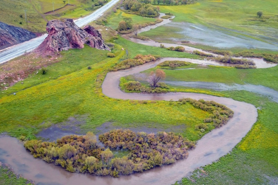 Havadan görüntülenen Güzeldere menderesleri mest ediyor