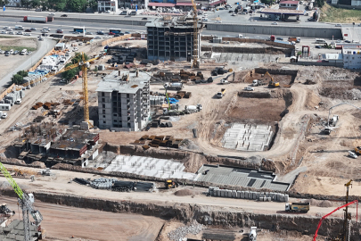 Depremin simgesi Ebrar Sitesi’nin yerinde binalar yükseliyor