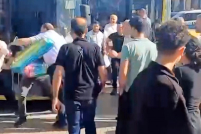 Bursa'da taksi ile belediye otobüsü şoförlerinin kavgası kamerada