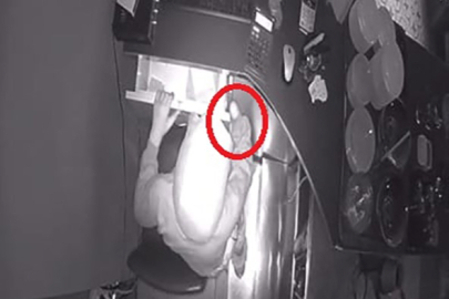 Harçlık aldığı kafeyi soyan tek elli hırsız kamerada