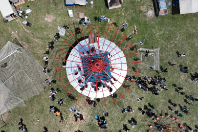 Köyünün evlerini boyayan muhtardan görülmemiş köy hayrı