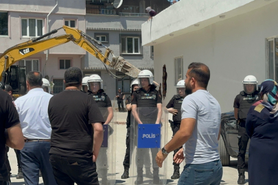 Kaçak yaptığı yapı 4 kez yıkıldı, "bir daha yıkılmasın" diye çatıya çıkarak direndiler