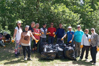 Bursalı doğaseverler çevre gününde çöp topladı!