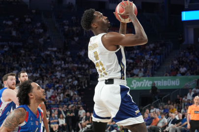 Fenerbahçe final serisinde Anadolu Efes'i mağlup etti!