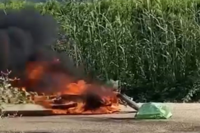 Alev alev yanan motosiket kül oldu