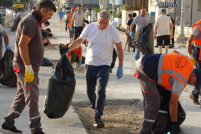 Vatandaşın kirlettiği sahilleri Belediye Başkanı temizledi