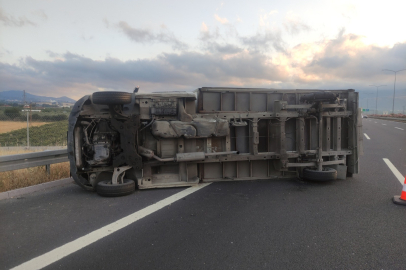 Lastiği patlayan kamyonet yola devrildi