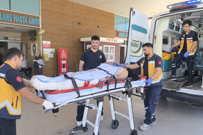 Bursa’da motosiklet ile hafif ticari araç kafa kafaya çarpıştı: 1’i ağır 2 yaralı