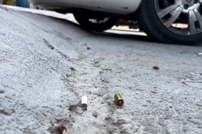 Rastgele ateş açtı, kurşunlar otomobillere isabet etti