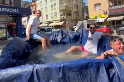 Sıcak havalardan bunaldılar, traktörün römorkunu havuz yapıp şehir turu attılar