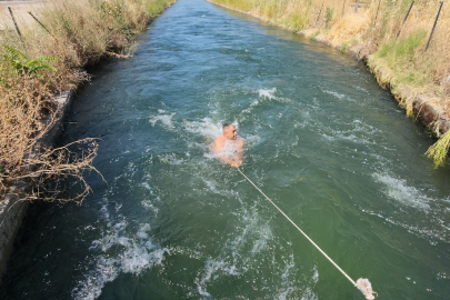 40 derecede sulama kanalında serinlediler