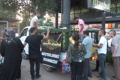 Bursa'da bir mağaza 4 kamyon karpuz dağıttı