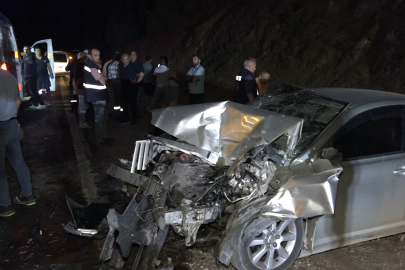 Yardım için yola çıkan baba-oğul kaza yaptı