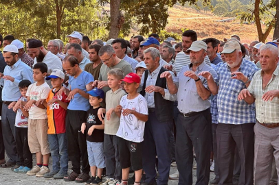 Eller yağmur ve orman yangınları için semaya açıldı