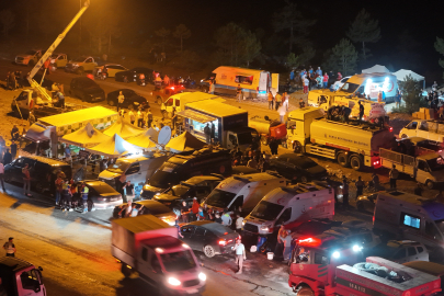 Gözlerini kırpmadan alevlerle mücadele için koşuşturuyor