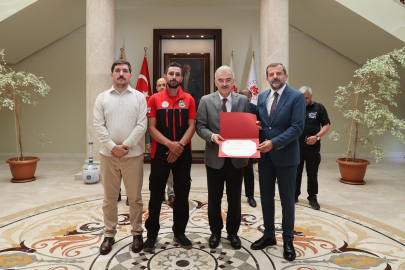 Bursa Valisi Ayyılddız'dan yangın kahramanlarına teşekkür