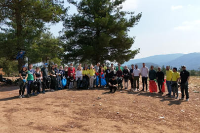 Doğaya umutla dokundular, onlarca cam şişe topladılar