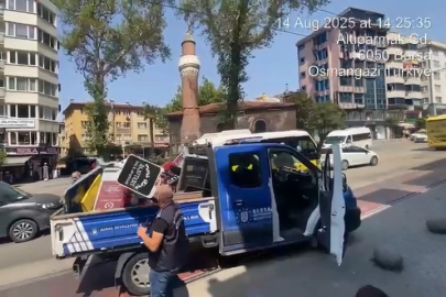 Bursa'da zabıta kaldırım ve sokakları temizledi