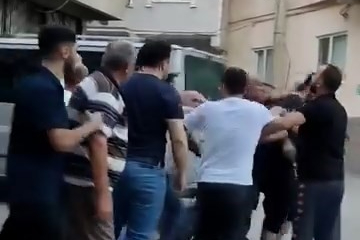 Kalabalığın ortasında tekme tokat dövdüler