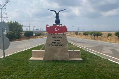 Türk Bayraklı kartal heykeline büyük ilgi