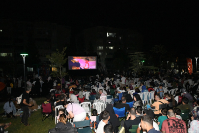 Başkan Aydın, Güneştepe’de Çocuklarla Açık Hava Sinemasında Buluştu